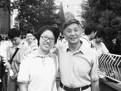 图为甘兰佑和他的学生在一起。焦工玮摄
