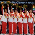 图文：男团决赛中国队夺冠 六虎将展示金牌