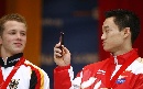 图文：世锦赛杨威“扬威”男子全能 领奖玩手机