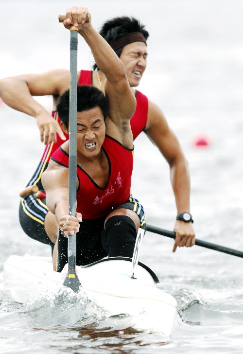 图文:水运会皮划艇静水比赛 男子双人划艇拼搏