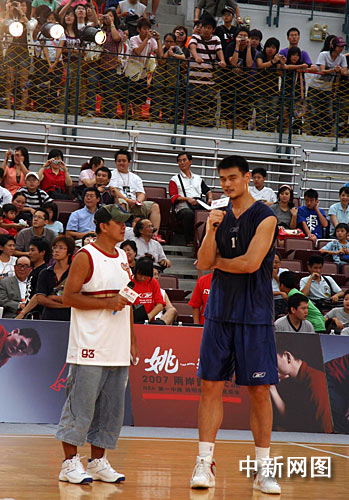 姚明在台湾大学体育馆参加两岸篮球交流友谊赛