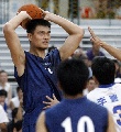 图文:姚明参加篮球友谊赛 小巨人伺机传球