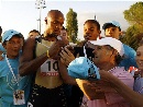 图文：鲍威尔打破百米世界纪录 众人索要他签名