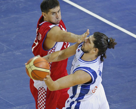 图文:[篮球]希腊绝杀克罗地亚 打人不打脸