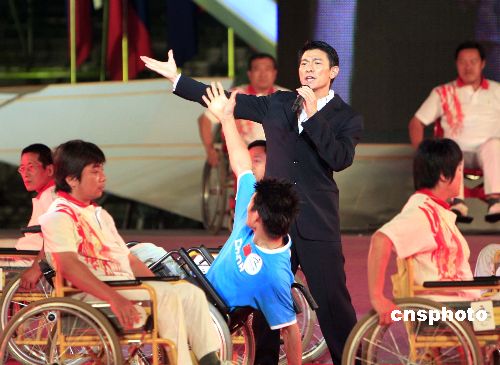 图为刘德华为2008年残奥会倒计时一周年纪念活动献歌