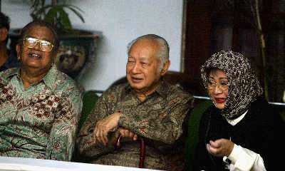 《时代》周刊的报道称，印尼前总统苏哈托（中）家族积累了巨额财富。CFP图