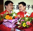 图文：中国体操队载誉而归 体操男队二“宝”