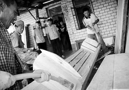 木材加工厂做起棺材生意 违法行为受到查处(图