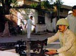 驻白沙瓦的巴基斯坦士兵手持自动武器严阵以待。