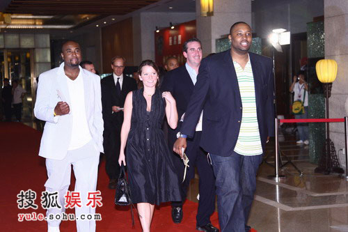 姚明纳什慈善拍卖晚宴 众NBA球星一同步入红毯