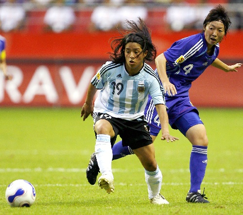 图文:[世界杯]阿根廷vs日本 阿尔梅达拼抢