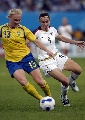 图文:[世界杯]瑞典VS美国 奥雷利拼抢
