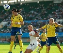 图文:[世界杯]瑞典VS美国 瓦姆巴赫遭夹防