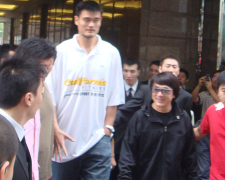 组图姚明携nba众星参加剪彩仪式成龙大哥捧场