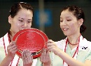 图文：日本公开赛女双决赛 杨维张洁雯欣赏奖杯