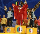 图文：举重世锦赛女子48kg 陈燮霞披上国旗领奖