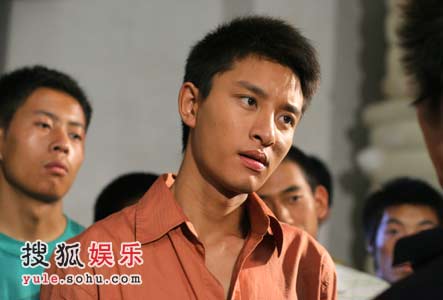 其中扮演赵永利的青年演员贾乃亮在剧中有一场拔刀自伤的戏