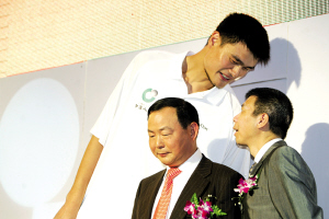 姚明代言，冯小刚（右一）称为其拍广告需要好好准备。本报记者 任峰涛 摄