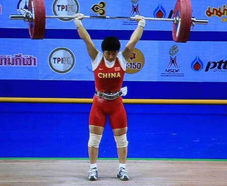 图文：女子53公斤级 李萍挺举126公斤夺得金牌
