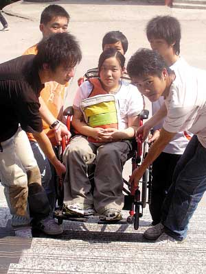 残疾女坐轮椅穿尿不湿上大学 上课可大小便(图)