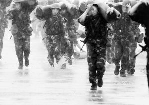 风雨中练就钢铁意志(组图)