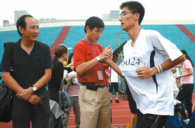 奥运冠军刘翔的教练孙海平（左）今天也出现在测试现场