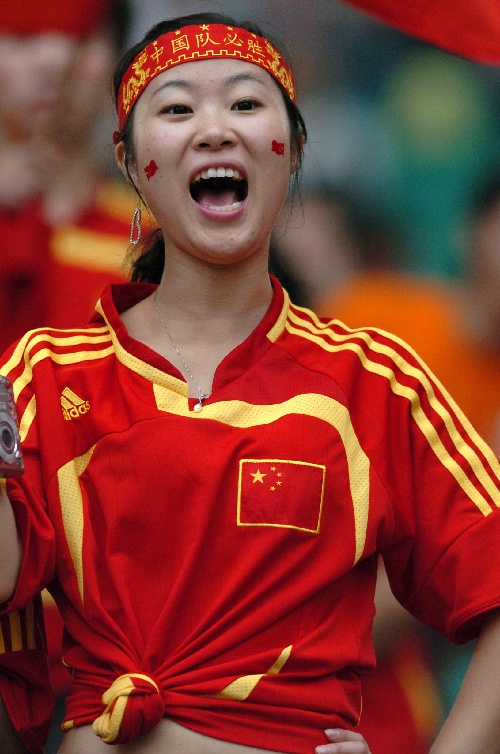 图文:[世界杯]中国VS挪威 美女球迷助威
