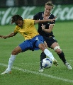 图文:[世界杯]巴西VS澳大利亚 坦妮亚拼抢