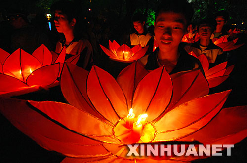 9月23日，江西宜春市袁州区第四中学的学生手捧自制的荷花灯。