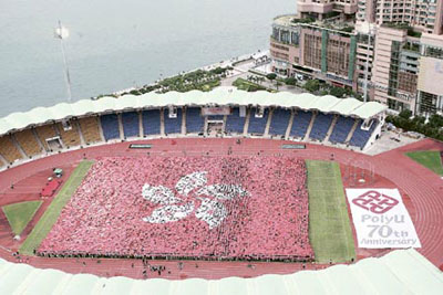 香港理工大学2万名师生砌巨型国旗创世界纪录