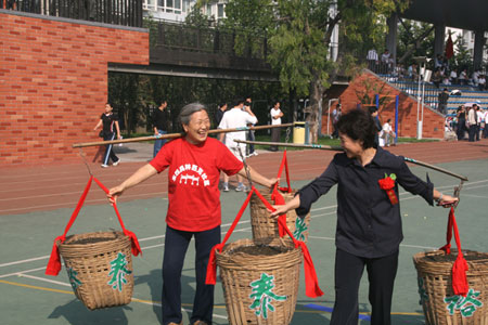 吴裕泰领导与社区大妈比赛挑茶