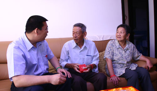 刘剑与杜大年（中）交流