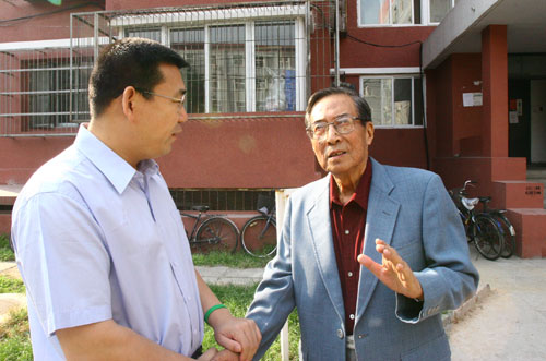 尚慕周老人与刘剑交谈