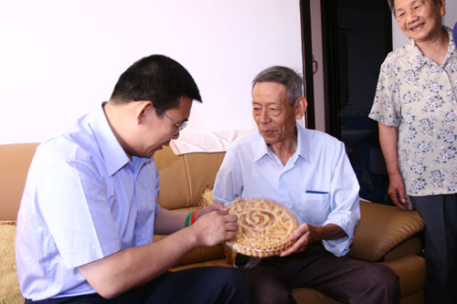 为杜大年老人送去月饼