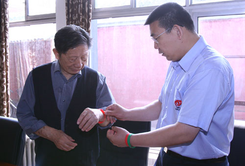 为孙芳垂带上微笑圈