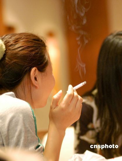 中国女烟民群体渐成 文化程度越高吸烟率越低