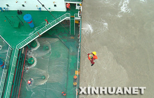 9月24日，交通部南海第一救助飞行队救援搁浅液化石油气船上的船员。