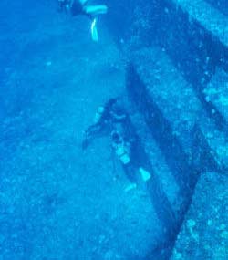 日本发现水下金字塔 2000年前沉入大海