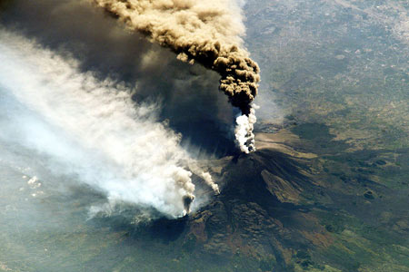 2002年国际空间站拍摄到意大利埃特纳火山爆