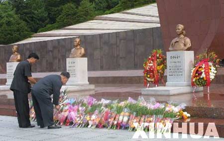 盛赞共产党领导(图) 2005年9月9日,朝鲜群众向大城山革命烈士陵园献花