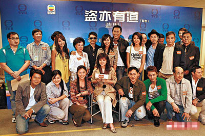 份量十足的莲妹拍摄大合照时坐正中间位，刘松仁和马德钟都要站后排。