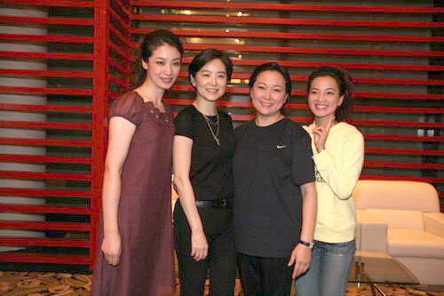 林青霞与三位女主演合影,杨婷(左一),林青霞(左二),方芳(右二),阿雅