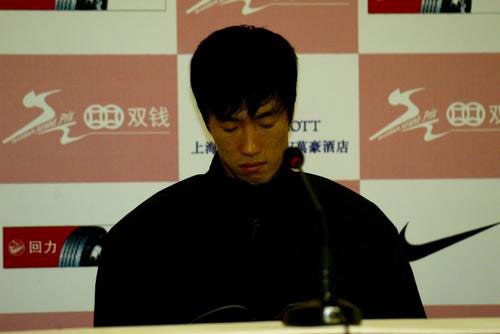 图文：赛后刘翔出席新闻发布会 刘翔快要睡着了