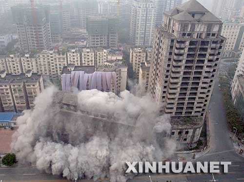 重庆/9月28日，位于重庆江北区观音桥闹市的一处烂尾楼用定向爆破...