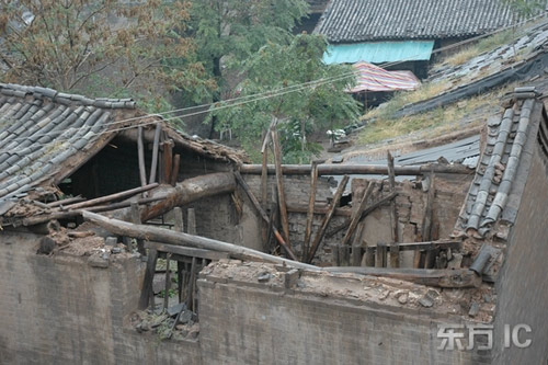 9月27日，位于古城内东南门头的一处平遥古民居屋顶，已经在雨中发生坍塌。