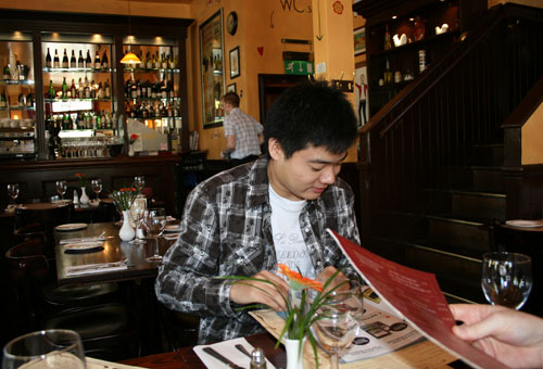 图文：4-2奥沙利文 丁俊晖在法国西餐厅吃饭