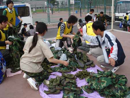 北京对外经贸大学向灾区捐赠2000套迷彩服(图