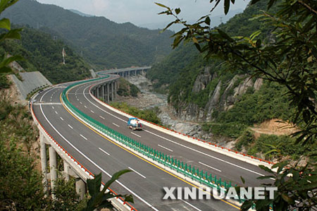 9月28日,一辆工程车行驶在西汉高速公路宁陕段高架桥上.