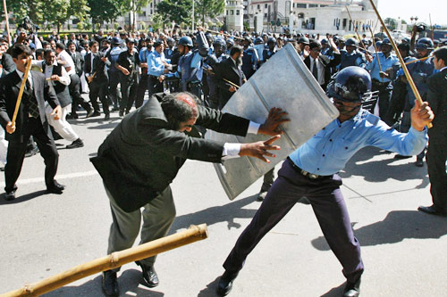 9月29日，在伊斯兰堡最高法院外，防暴警察在殴打一名律师。