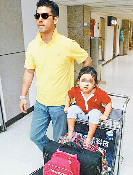 丈夫孙志浩带着女儿梧桐妹返台看岳母。